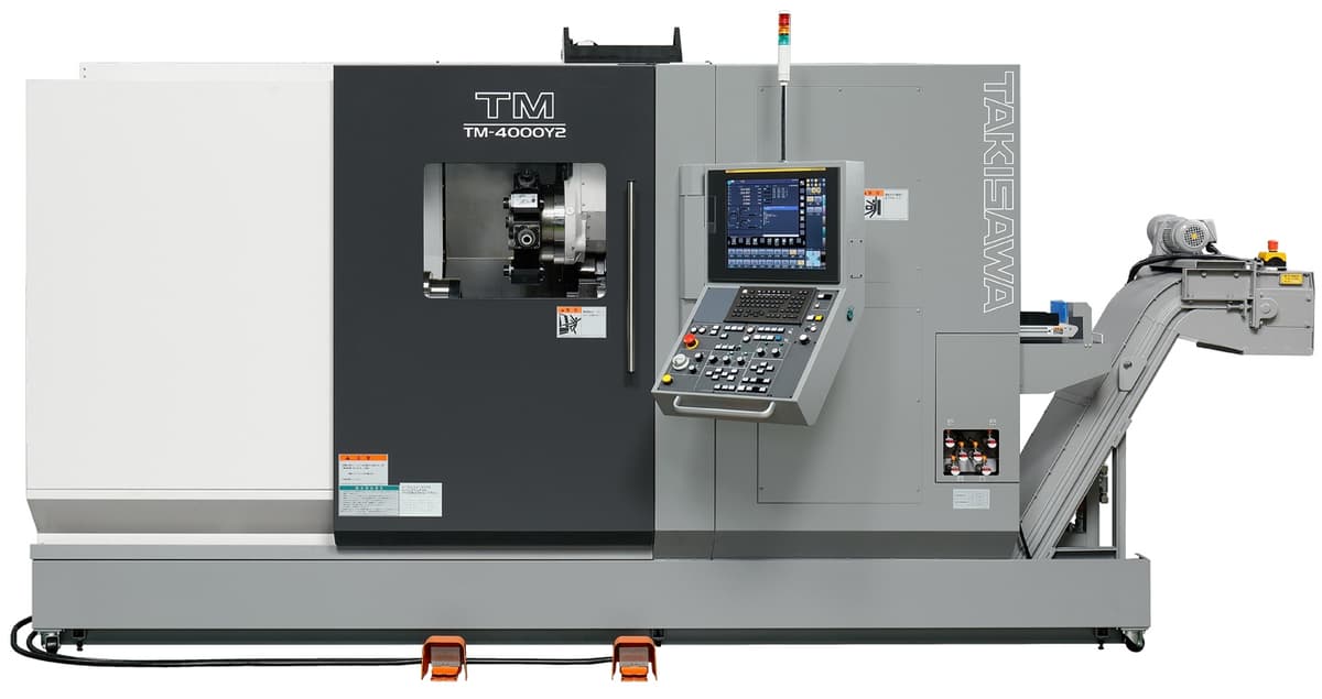 Frontale Darstellung der Takisawa TM-4000Y2 CNC-Drehmaschine, mit geschlossener Tür, unterstreicht die vielseitige Einsetzbarkeit und das kompakte Design für unterschiedlichste Fertigungsumgebungen.